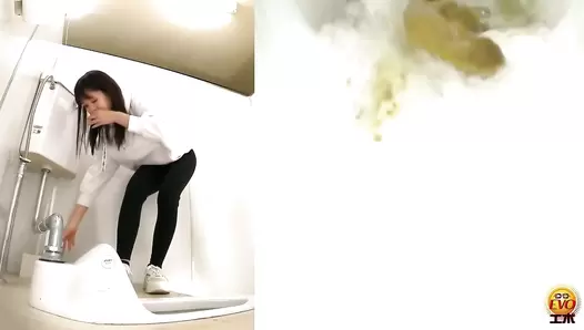 EE-584 02 High-quality extra-thick and healthy poops coming out from beautiful and sexy round asses