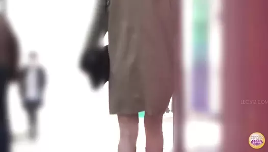 SL-502 01 Elegant women and high heels. Shitting and farting on Japanese style toilet