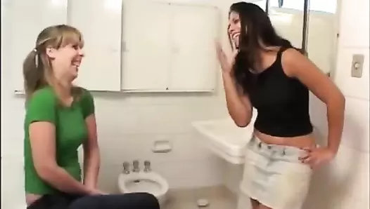 Beauty Fernanda poopingin the toilet 2