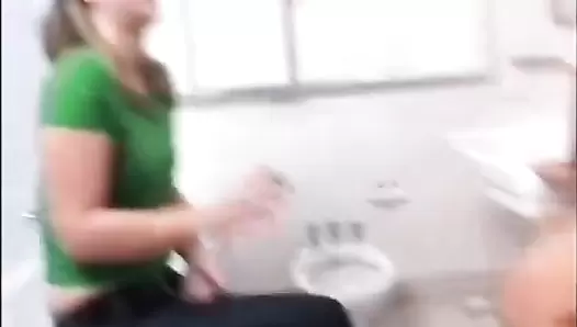 Beauty Fernanda poopingin the toilet 2