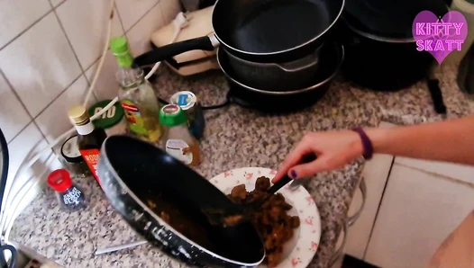 Kitty Skatt - POV Cook and Feed