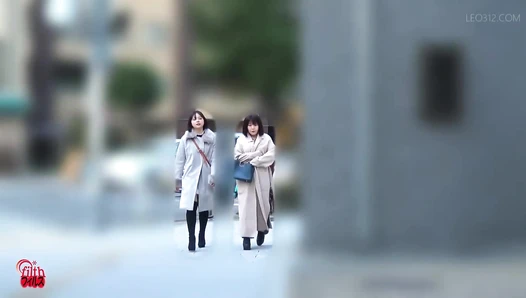FF-600 02 Friendship of two girlfriends was put to the test. Poop catching challenge!