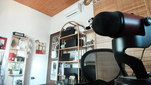 Nicolettaxxx - Farts with Blue Yeti microphone