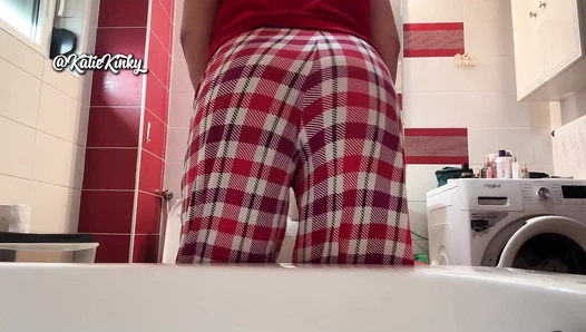 KatieKinky - Pooping and Peeing in the Tub