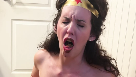 Tina Amazon - Wonder Woman eats her shit