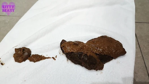 Kitty Skatt - Blooper Pooper pt 4: 3-day hold for custom constipation vid comes out half liquid